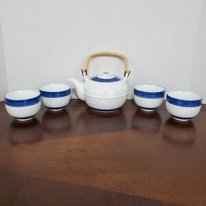Vintage JGI Shaddy Arita China Tea/Saki Pot & 4 Cups  Blue and White ~ Pre-Owned